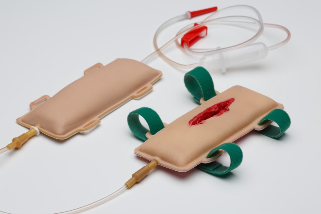 Манекен тренувальний для тампонування ран, рване поранення, без системи подачі крові